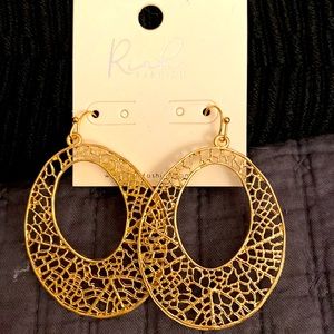 NWT Bella Filigree Drop Earrings Gold